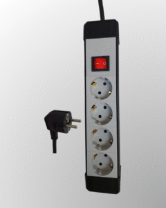 Modularna priključnica sa provodnikom, sa prekidačem i 4 utična mesta